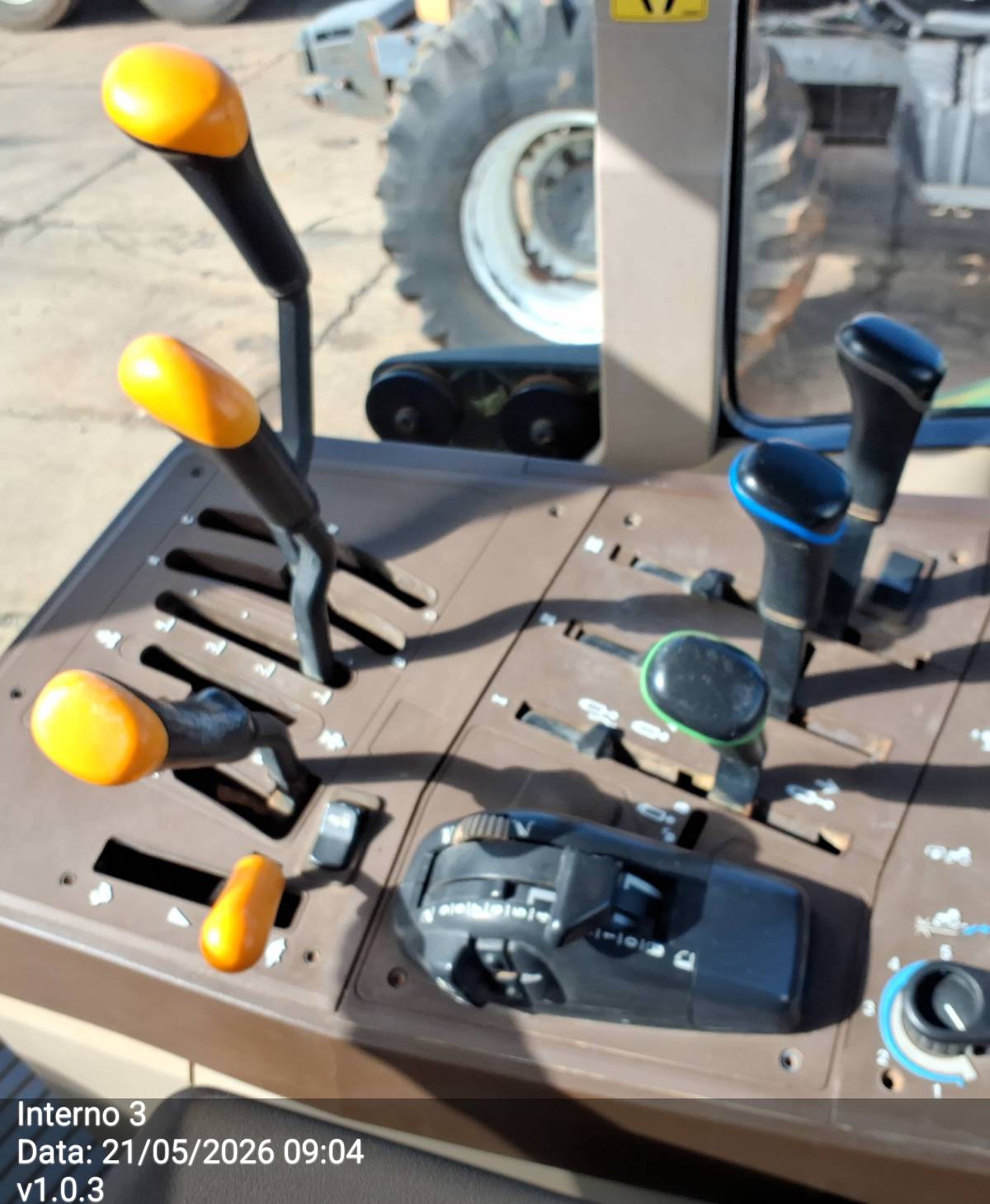 TRATOR 6100J