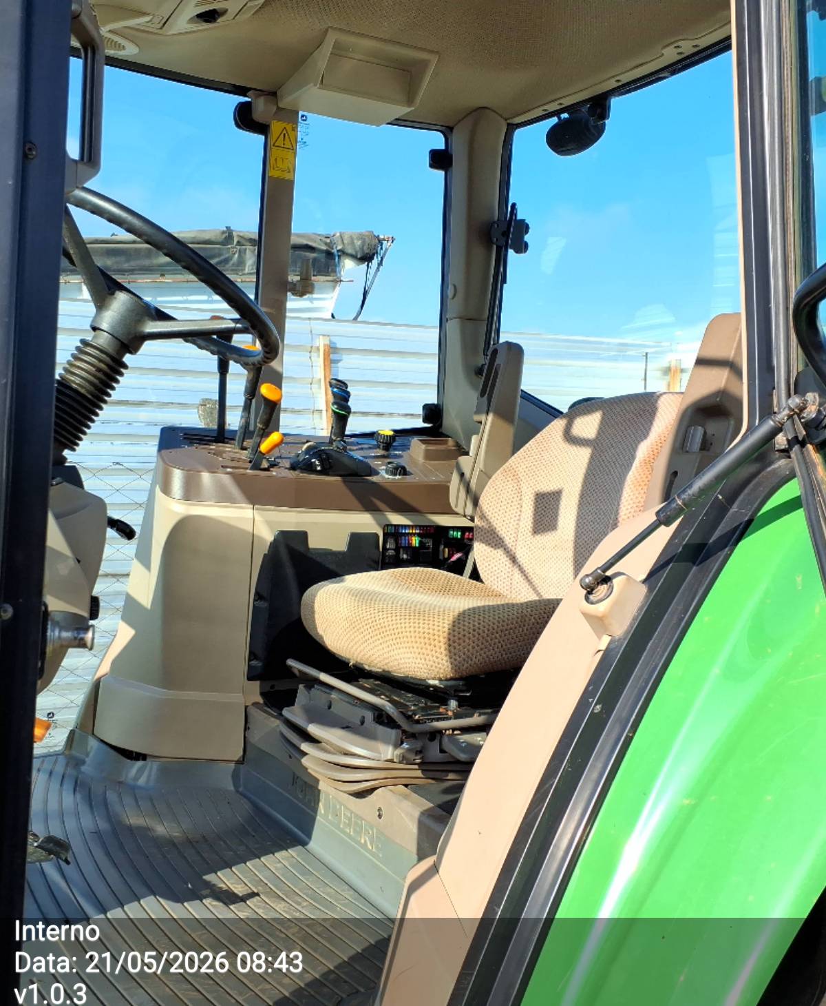 TRATOR 6100J