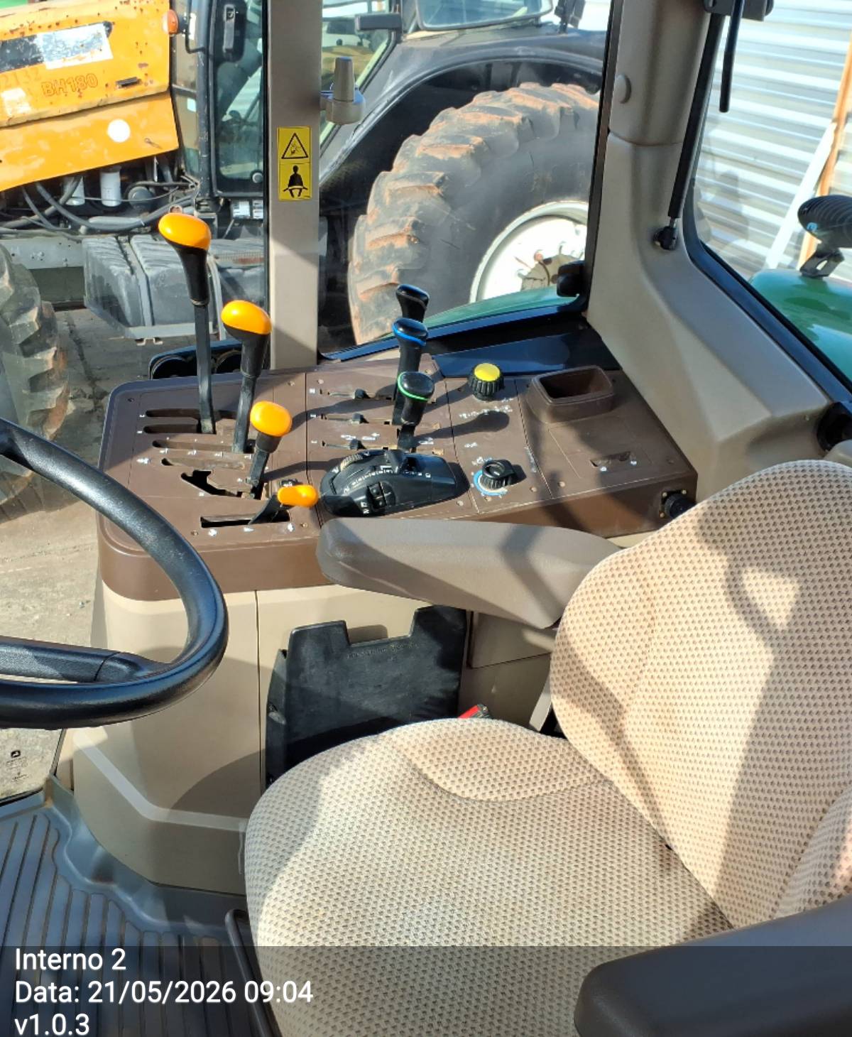 TRATOR 6100J