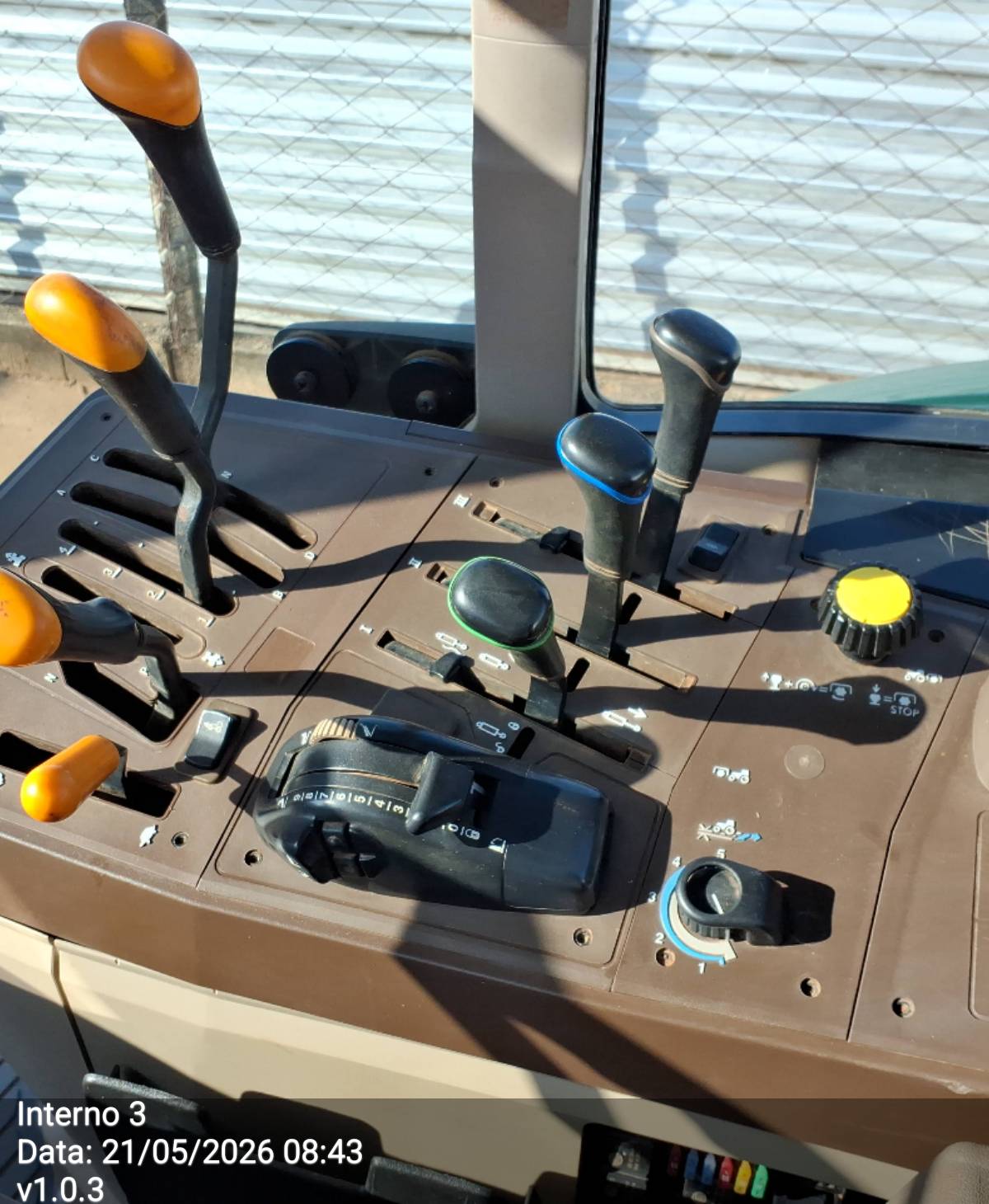 TRATOR 6100J