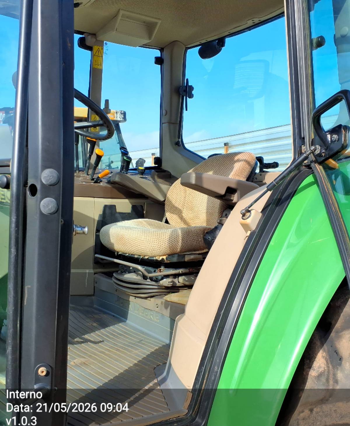 TRATOR 6100J